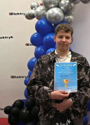 Chłopiec trzyma w ręku dyplom 