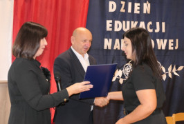 Dwie kobiety i mężczyzna. Moment wręczania gratulacji