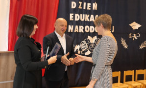 Dwie kobiety i mężczyzna. moment wręczania gratulacji 