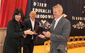 Kobieta i dwaj mężczyźni. Moment wręczania gratulacji. 