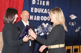 Dwie kobiety i mężczyzna. Moment wręczania gratulacji
