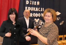 Dwie kobiety i mężczyzna. Moment wręczania gratulacji