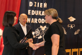 Dwie kobiety i mężczyzna. Moment wręczania gratulacji. 