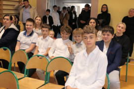 Grupa uczniów siedzących obok siebie