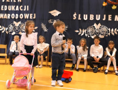 Pierwszoklasiści podczas występu na akademii szkolnej 
