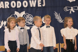 Mali uczniowie stoją obok siebie