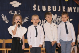 Pierwszoklasiści podczas występu na szkolnej akademii 