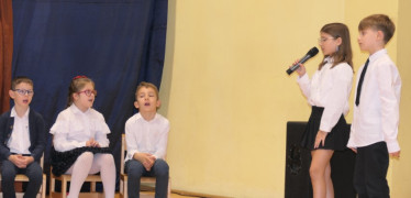 Grupa dzieci podczas występu na szkolnej akademii 