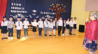 Grupa dzieci i kobieta. Moment ślubowania
