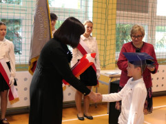 Kobieta podaje ręku chłopcu