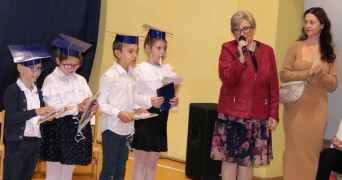 Grupa uczniów. Obok stoją dwie kobiety 