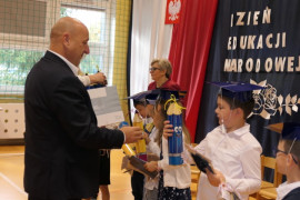 Moment wręczania pierwszoklasistom upominków 