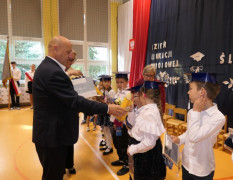 Moment wręczania pierwszoklasistom upominków 