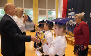 Moment wręczania pierwszoklasistom upominków