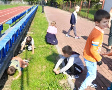 Dzieci podczas akcji "Sprzątania Świata"