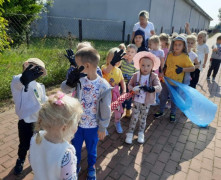 Uczniowie podczas akcji "Sprzątanie Świata"