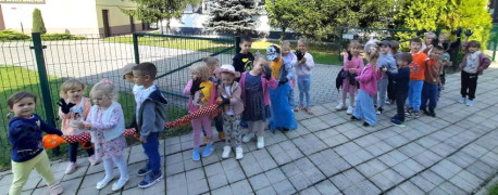 Grupa dzieci idąca w szeregu