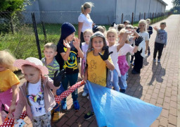Grupa dzieci idąca w szeregu 