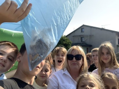 Dzieci i dorośli zaangażowani w akcje "Sprzątanie Świata" 