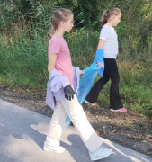 Dwoje dzieci z workami na śmieci. Dzieci biorą udział w ogólnopolskiej akcji "Sprzątanie Świata"