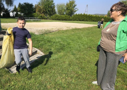 Osoba dorosła i dzieci podczas sprzątania świata 
