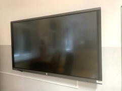 Sala lekcyjna w PSP w Kietlinie. Widoczny ekran telewizyjny
