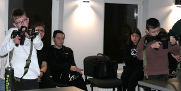 Zawody na strzelnicy wirtualnej. Uczniowie strzelają z broni długiej 