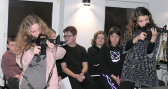 Zawody na strzelnicy wirtualnej. Dziewczyny strzelają z broni długiej 