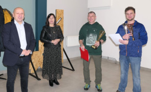 Kobieta i trzech mężczyzn stoi obok siebie