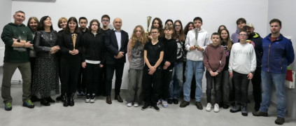 Liczna grupa osób - osoby stoją obok siebie