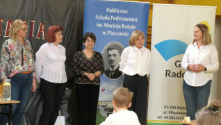 Pięć kobiet stoi obok siebie