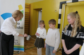 Dziewczynka podczas losowania numeru startowego