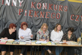 Jury konkursowe. Pięć kobiet siedzi przy stole, na którym znajdują się książki