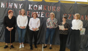 Sześć kobiet stoi obok siebie
