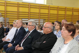 Grupa osób - uczestników akademii z okazji Dnia Nauczyciela w PSP w Płoszowie 