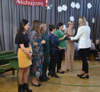 Grupa osób. Moment wręczania wyróżnień 