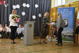 Trzy kobiety. Moment wręczania gratulacji
