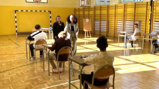 Uczniowie tuż przed egzaminem ósmoklasisty  