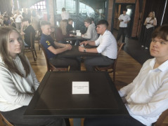 Nastolatkowie siedzą przy stolikach