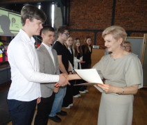 Uczniowie odbierają gratulacje za zdobycie wysokich miejsc w konkursie 