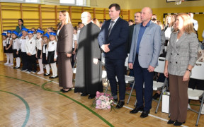 Osoby stoją obok siebie 