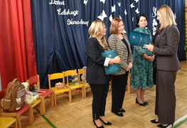 Moment wręczania gratulacji 