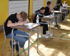 Uczniowie podczas rozwiązywania testu konkursowego