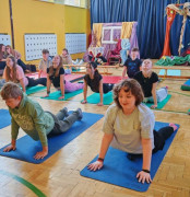 Dzieci ćwiczą na matach 