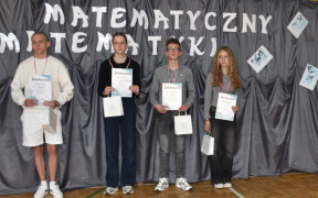 Dwie dziewczyny i dwa chłopcy stoją obok siebie. Wszyscy trzymają w dłoniach dyplomy 