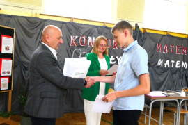 Chłopiec odbiera gratulacje od mężczyzny