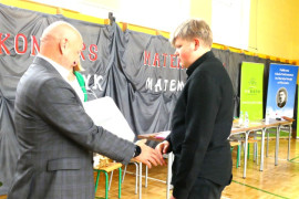 Chłopiec odbiera gratulacje od mężczyzny