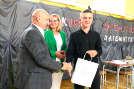 Chłopiec odbiera gratulacje od mężczyzny i kobiety