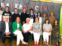 Grupa osób na wspólnym zdjęciu: młodzież i dorośli 