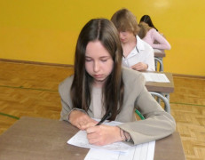 Uczennice rozwiązują test